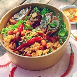 กะเพราไข่เยี่ยวม้า+หมูสับกะพรากรอบราดข้าว