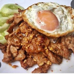 ข้าวหมูกระเทียม  ใข่ดาว