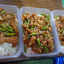 ข้าวราด ไก่ทอด กระเทียม พริก สด