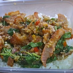 ข้าวราดกระเพรา หมูสามชั้น