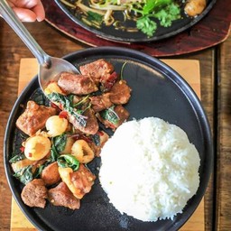 กะเพราพริกแห้งหมูตุ๋นลำไย(ราดข้าว)