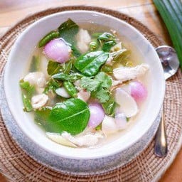 ต้มยำไก่ใบมะขามอ่อน