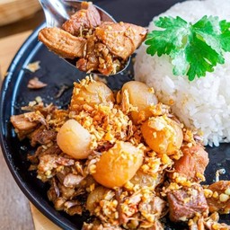 หมูตุ๋นลำไยทอดกระเทียม (ราดข้าว)