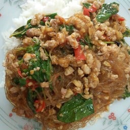 ข้าวราดกะเพราวุ้นเส้นหมูสับ