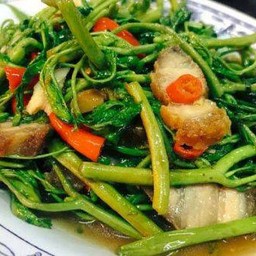 กระเฉดหมูกรอบราดข้าว
