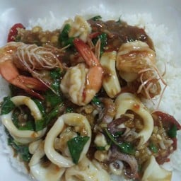 ข้าวราดกะเพราทะเล