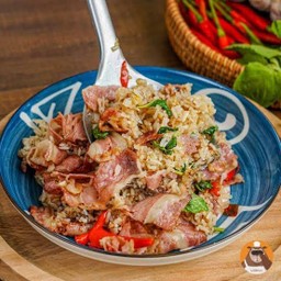 [อร่อยซ่ากับโค้ก] กะเพราเบค่อนคลุกข้าว +  โค้ก ออริจินัล (ขวด) 