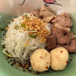 เส้นหมี่ขาวน้ำตก หมู
