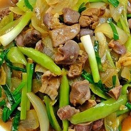ข้าวผัดพริกยวกเครื่องในไก่