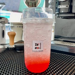 สตอเบอรี่โซดา