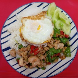 ข้าวกะเพราไก่ (ราดข้าว)