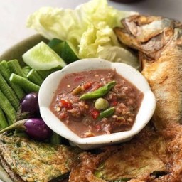 น้ำพริกกระปิ ชะอมไข่2ฟอง ปลาทู2 ผักสด