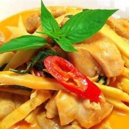 แกงแดงหน่อไม้ไก่