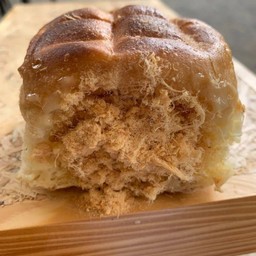 ปังไส้ทะลัก เนยนม หมูหยอง (1ชิ้น)