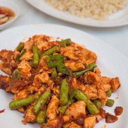 ข้าวผัดพริกแกงไก่