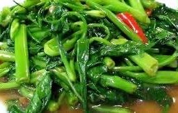 ผัดผักบุ้งไฟแดงเป็นกับข้าว