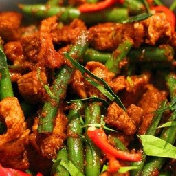 ข้าวผัดพริกแกงเนื้อ