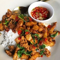 ข้าวกะเพราหมูสามชั้น