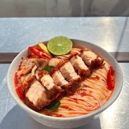 หมี่พลิกล็อคต้มยำหมูกรอบ