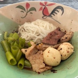 เส้นใหญ่ น้ำตกเนื้อ