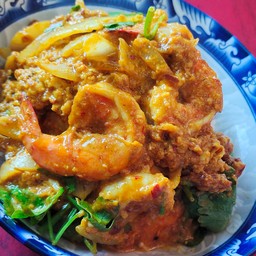 ข้าวราดผัดผงกะหรี่ทะเล