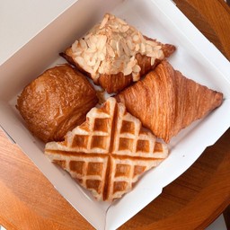 Plain Croissant 1 ชิ้น/ Almond Croissant 1 ชิ้น/ Chocolate Croissant 1 ชิ้น/ Croffle 1 ชิ้น)