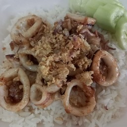 ข้าวหมึกกระเทียม