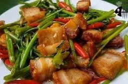 ผัดผักบุ้งหมูกรอบเป็นกับข้าว