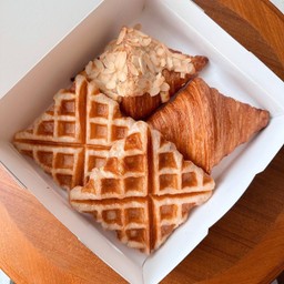 Plain Croissant 1 ชิ้น / Almond Croissant 1 ชิ้น / Croffle 2 ชิ้น