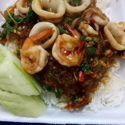 ข้าวราดกะเพราวุ้นเส้นทะเล