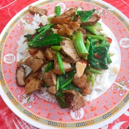 ข้าวคะน้าหมูกรอบ