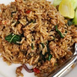 ข้าวคลุกกระเพราหมูชิ้น