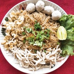 เล็ก หมี่ไก่ฉีก ก๋วยจั๊บน้ำข้น กะเพราเนื้อรสเด็ด สาขาแรก