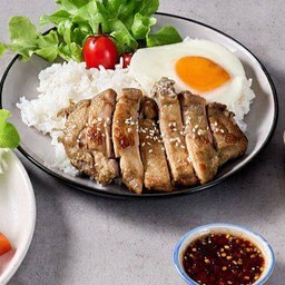 Grilled Chicken Rice With Jaew Sauce And Fried Egg