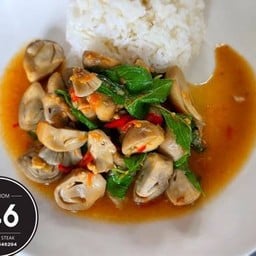 กะเพราเห็ดฟางราดข้าว