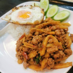 พริกแกง หมูสับหน่อไม้ราดข้าว