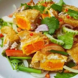 ยําไข่ดาวหมูกรอบ