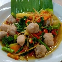 ลูกชิ้นปลากรายผัดฉ่า