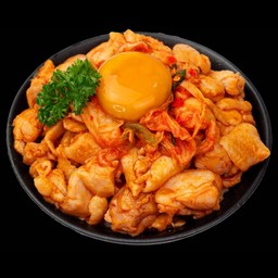 ข้าวหน้าไก่ผัดซอสกิมจิ ( ไม่รวมไข่ )