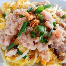 ก๋วยเตี๋ยวผัดผงกะหรี่หมูนุ่ม