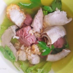 ต้มเลือดหมู เจ้าเก่า เยาวราช(ต้มเลือดหมูจิงจูฉ่าย+ผัดกะเพราหมูกรอบ) แบริ่ง 66