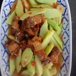 ผัดคะน้าหมูกรอบ