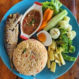 ข้าวผัดน้ำพริกลงเรือ