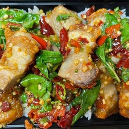 หมูกรอบกระเพราราดข้าว