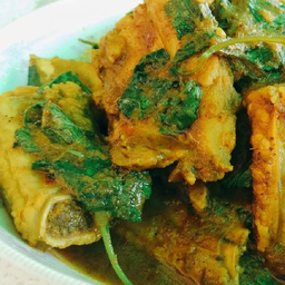 กระดูกหมูคั่วกะทิใบยี่หร่า