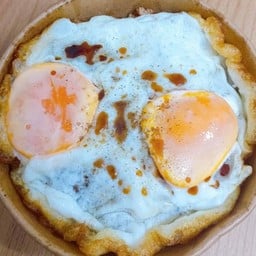 ข้าวไข่ดาว 2 ฟอง (ซอสภูเขาทองฝาเขียว)