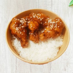 ข้าวไก่เกาหลีปีกบน 3 ชิ้น ฟรี ไชเท้าดอง