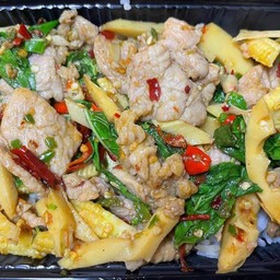 กระเพราหมูชิ้น หน่อไม้ราดข้าว