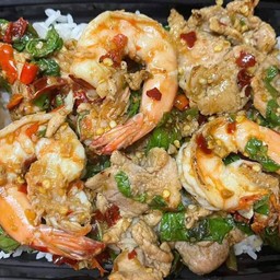 กระเพรากุ้ง หมูชิ้น ราดข้าว