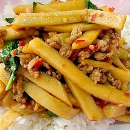 ข้าวกะเพราหน่อไม้หมูสับราดข้าว